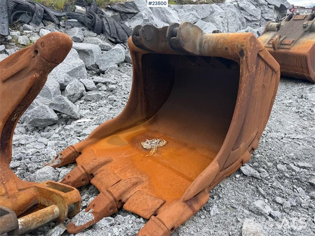 Komatsu PC490LC-11 excavator w/ 2 buckets حفارات زحافة