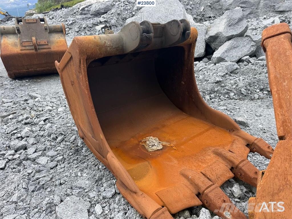 Komatsu PC490LC-11 excavator w/ 2 buckets حفارات زحافة