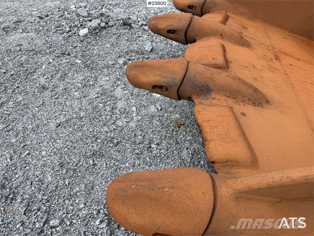 Komatsu PC490LC-11 excavator w/ 2 buckets حفارات زحافة