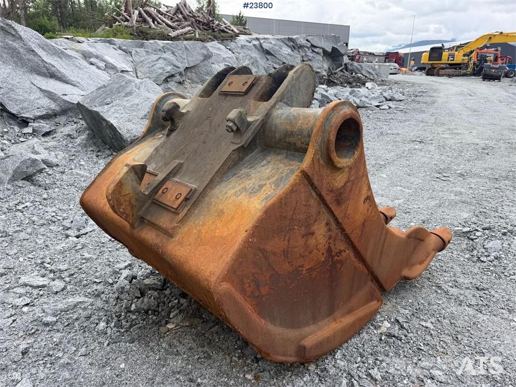 Komatsu PC490LC-11 excavator w/ 2 buckets حفارات زحافة