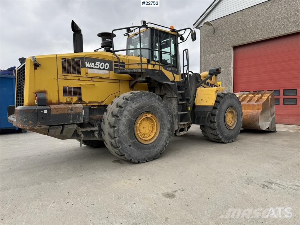 Komatsu WA500-7 wheel loader with a bucket Cargadoras sobre ruedas