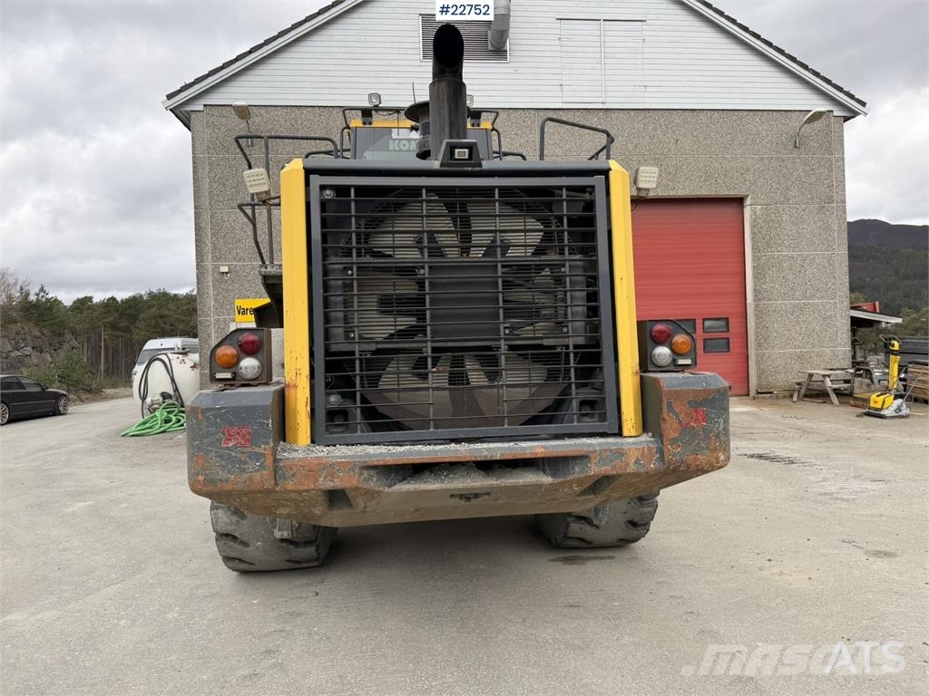 Komatsu WA500-7 wheel loader with a bucket Cargadoras sobre ruedas