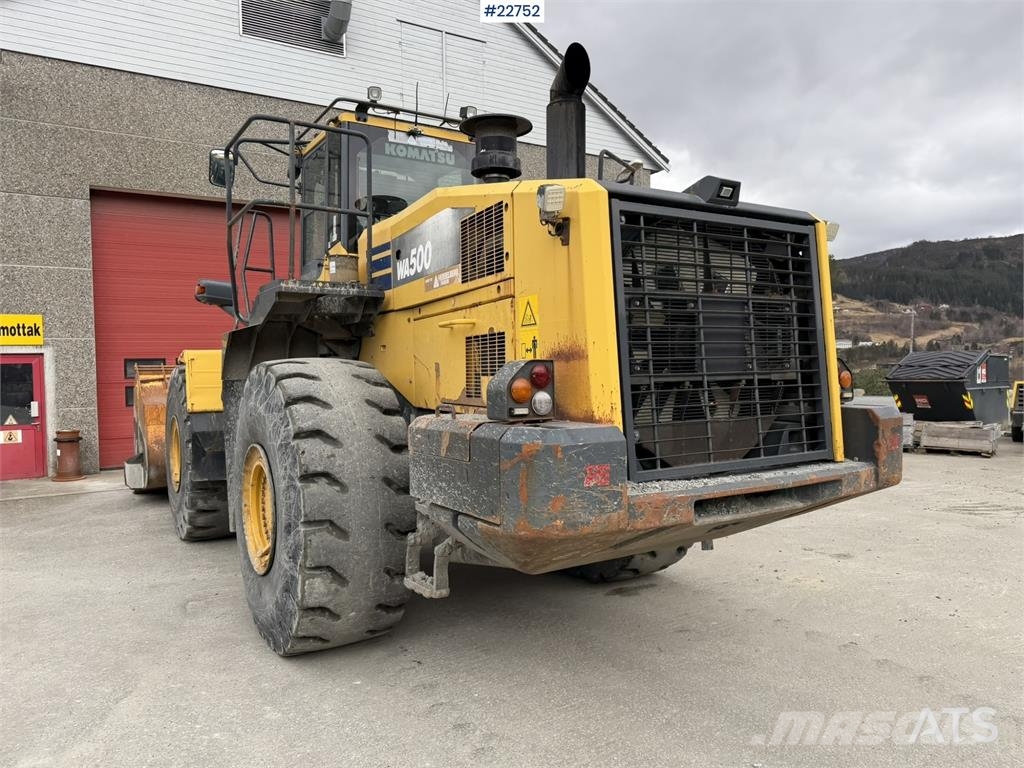 Komatsu WA500-7 wheel loader with a bucket Cargadoras sobre ruedas