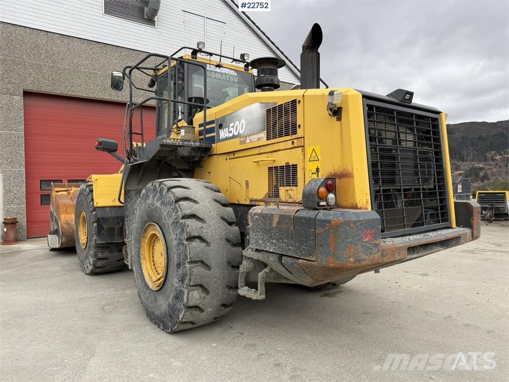 Komatsu WA500-7 wheel loader with a bucket Cargadoras sobre ruedas