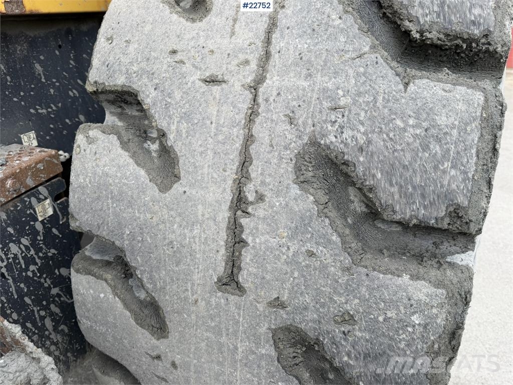Komatsu WA500-7 wheel loader with a bucket Cargadoras sobre ruedas