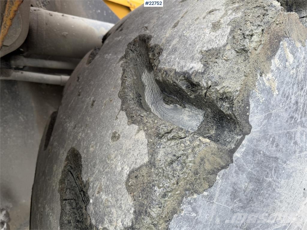 Komatsu WA500-7 wheel loader with a bucket Cargadoras sobre ruedas