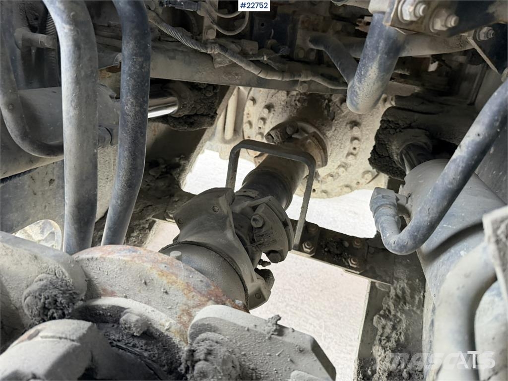 Komatsu WA500-7 wheel loader with a bucket Cargadoras sobre ruedas