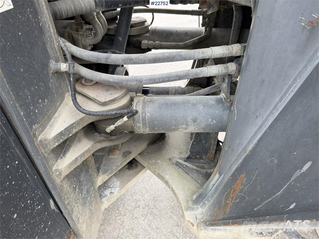 Komatsu WA500-7 wheel loader with a bucket Cargadoras sobre ruedas