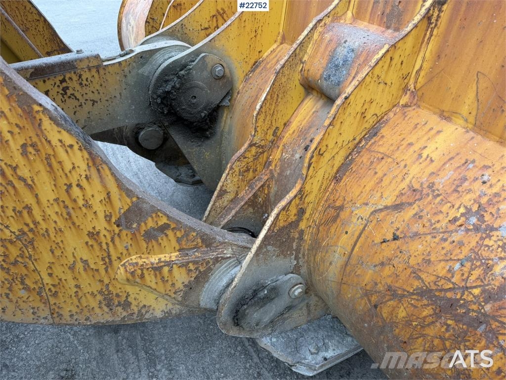 Komatsu WA500-7 wheel loader with a bucket Cargadoras sobre ruedas