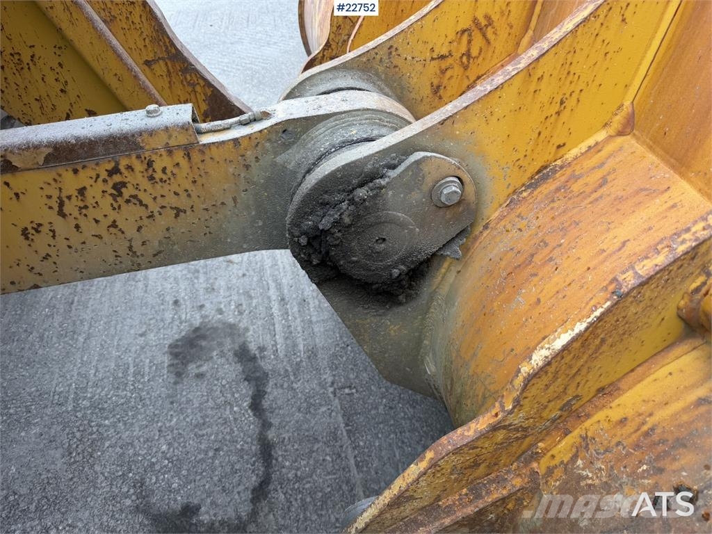 Komatsu WA500-7 wheel loader with a bucket Cargadoras sobre ruedas