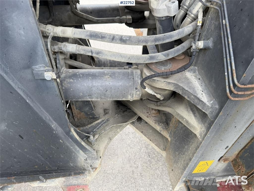 Komatsu WA500-7 wheel loader with a bucket Cargadoras sobre ruedas