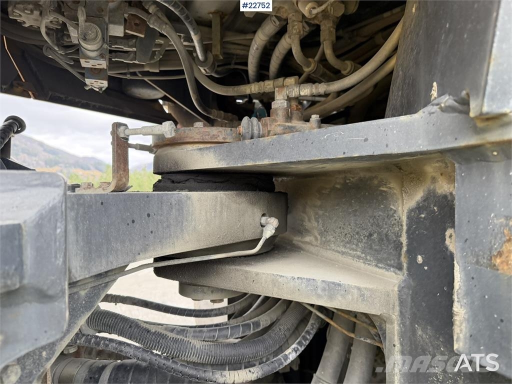Komatsu WA500-7 wheel loader with a bucket Cargadoras sobre ruedas