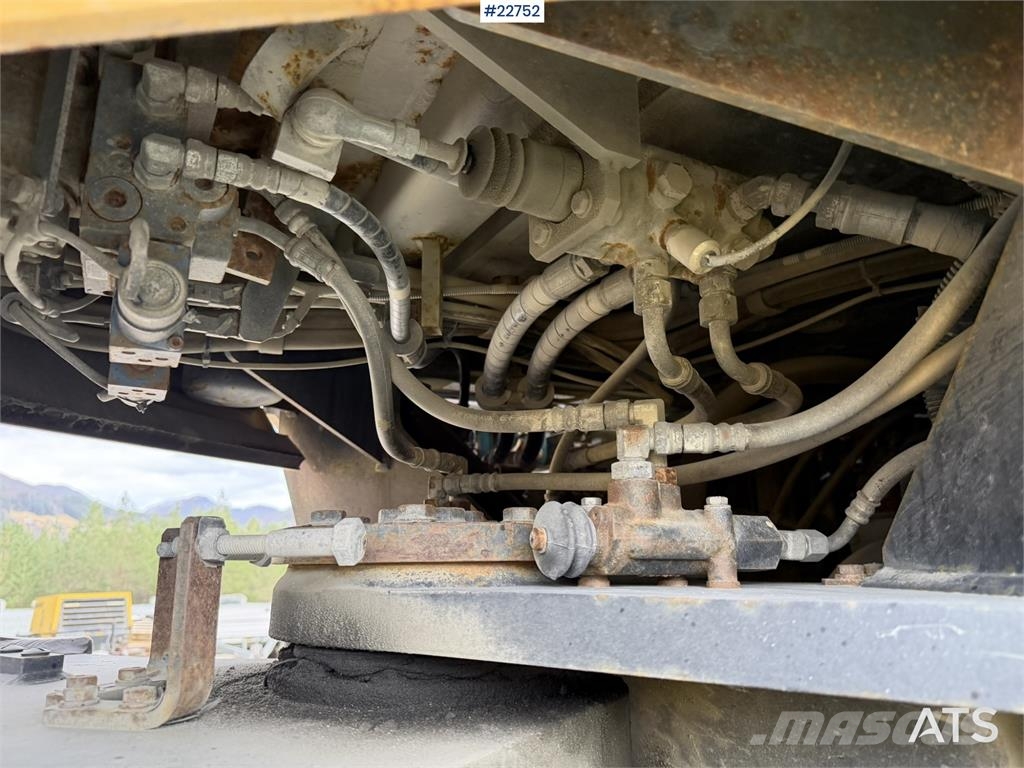 Komatsu WA500-7 wheel loader with a bucket Cargadoras sobre ruedas