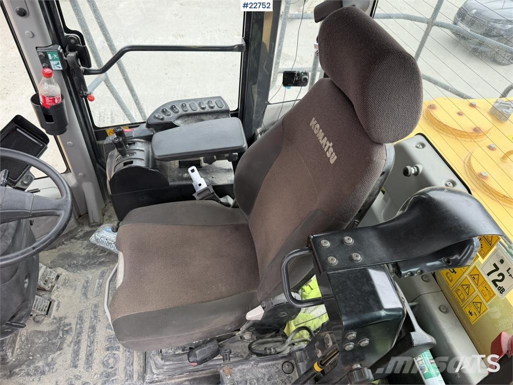 Komatsu WA500-7 wheel loader with a bucket Cargadoras sobre ruedas
