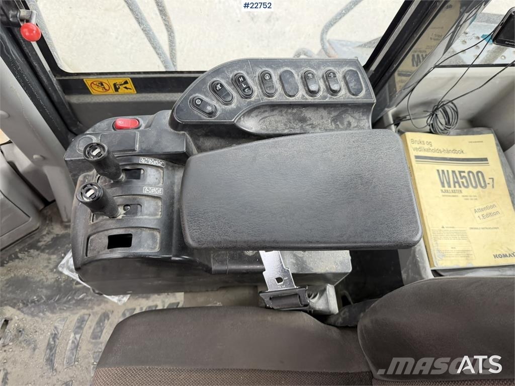 Komatsu WA500-7 wheel loader with a bucket Cargadoras sobre ruedas