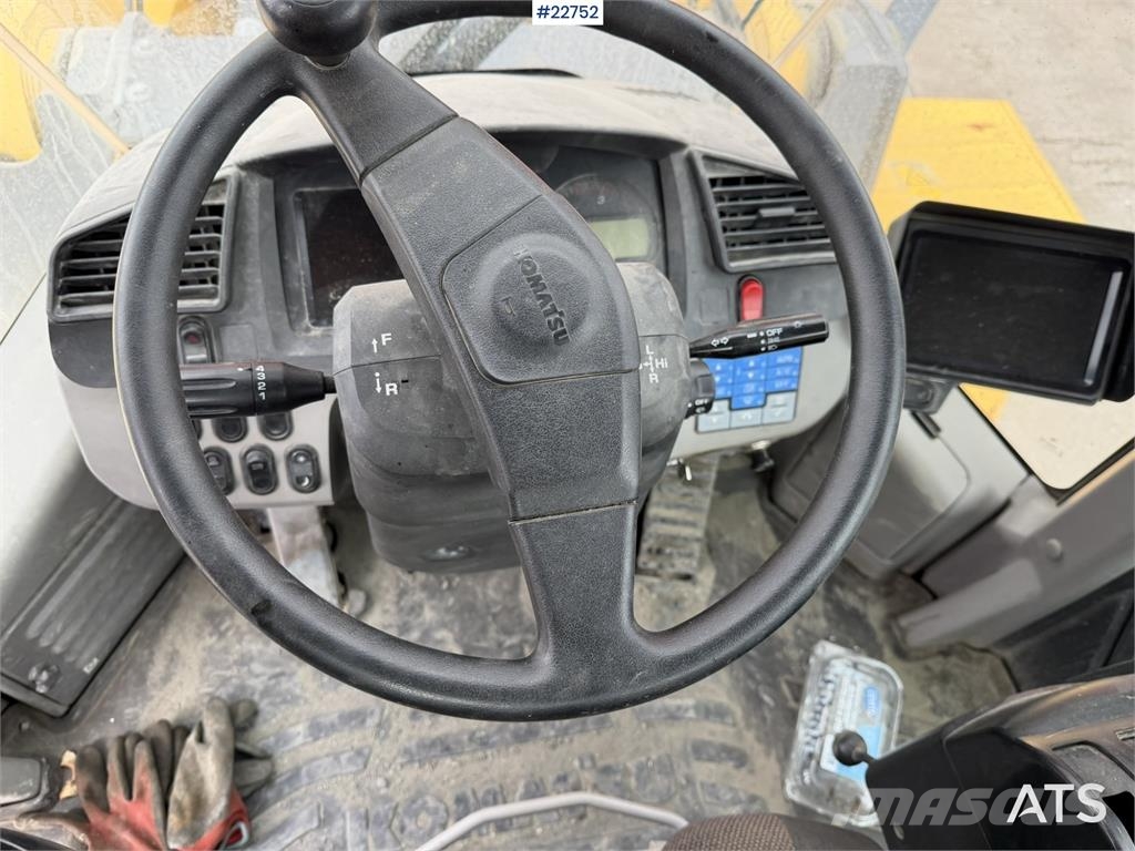Komatsu WA500-7 wheel loader with a bucket Cargadoras sobre ruedas