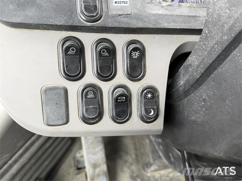 Komatsu WA500-7 wheel loader with a bucket Cargadoras sobre ruedas