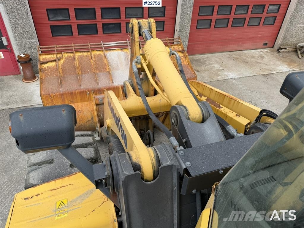Komatsu WA500-7 wheel loader with a bucket Cargadoras sobre ruedas