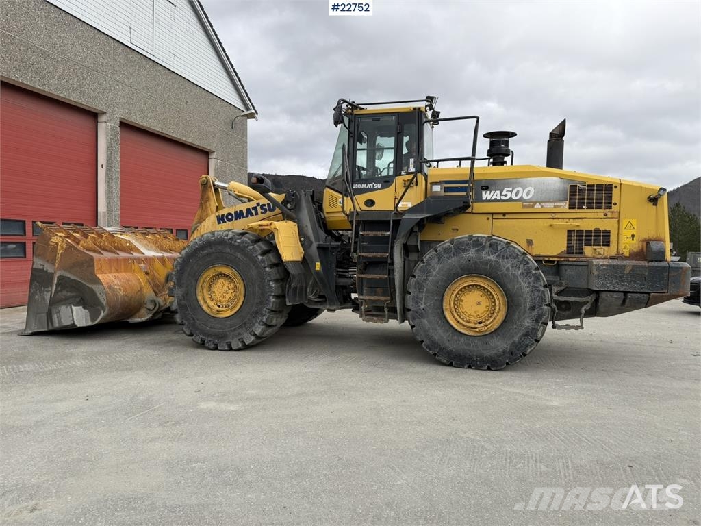 Komatsu WA500-7 wheel loader with a bucket Cargadoras sobre ruedas