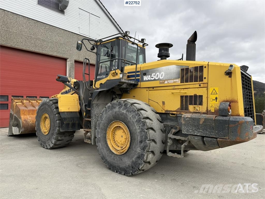 Komatsu WA500-7 wheel loader with a bucket Cargadoras sobre ruedas