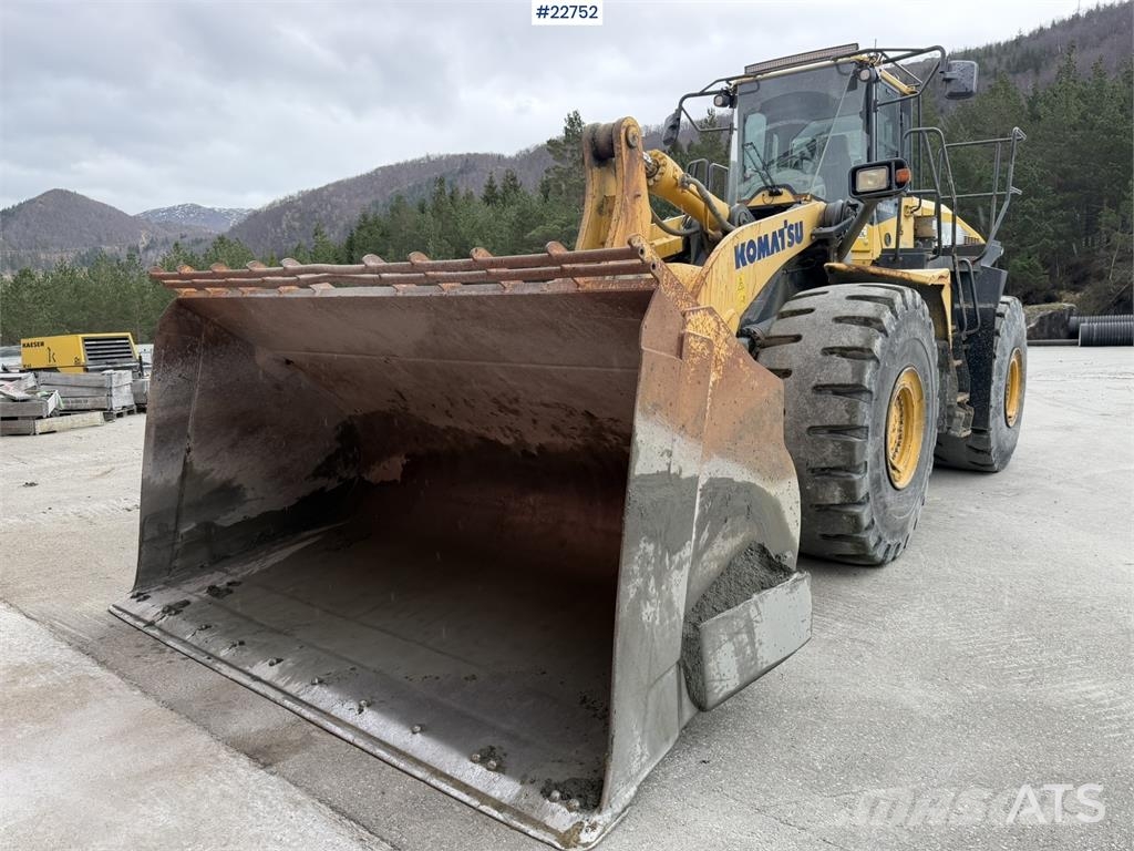 Komatsu WA500-7 wheel loader with a bucket Cargadoras sobre ruedas