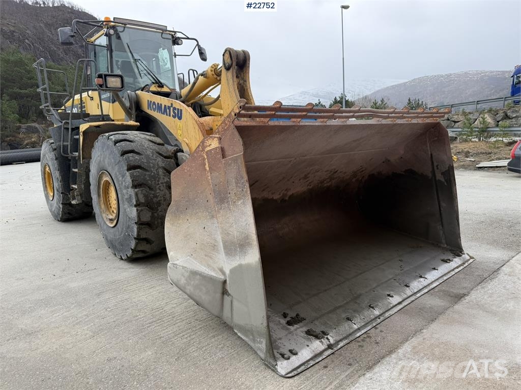 Komatsu WA500-7 wheel loader with a bucket Cargadoras sobre ruedas