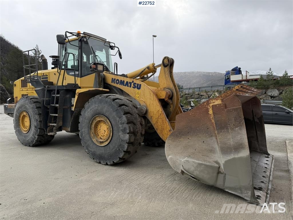Komatsu WA500-7 wheel loader with a bucket Cargadoras sobre ruedas