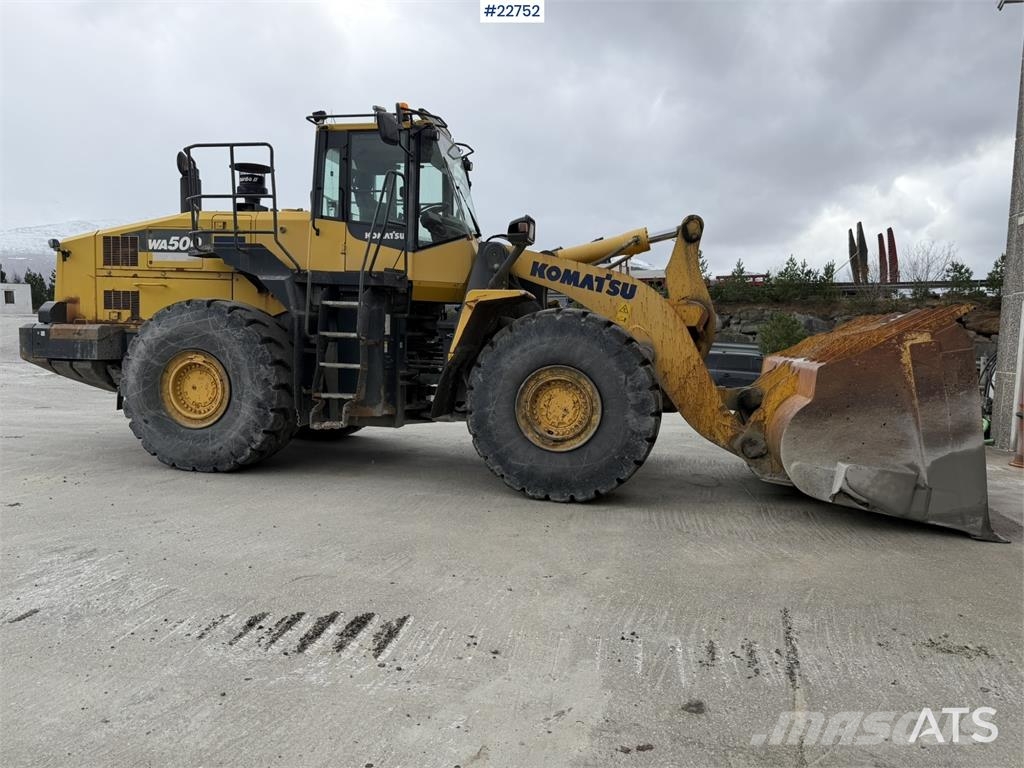 Komatsu WA500-7 wheel loader with a bucket Cargadoras sobre ruedas