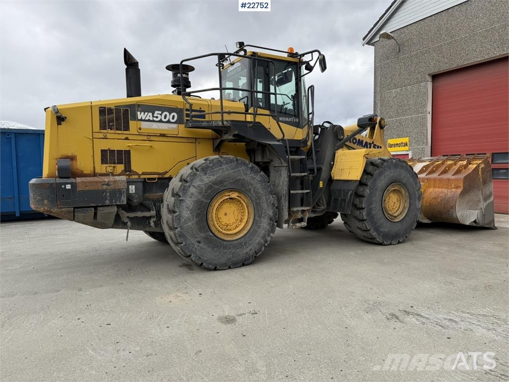 Komatsu WA500-7 wheel loader with a bucket Cargadoras sobre ruedas