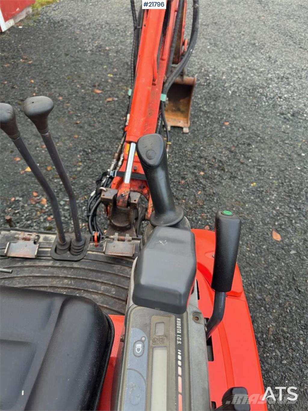 Kubota U17-3a Mini Excavator with Digging Bucket – Custom Mini excavators < 7t (Mini diggers)