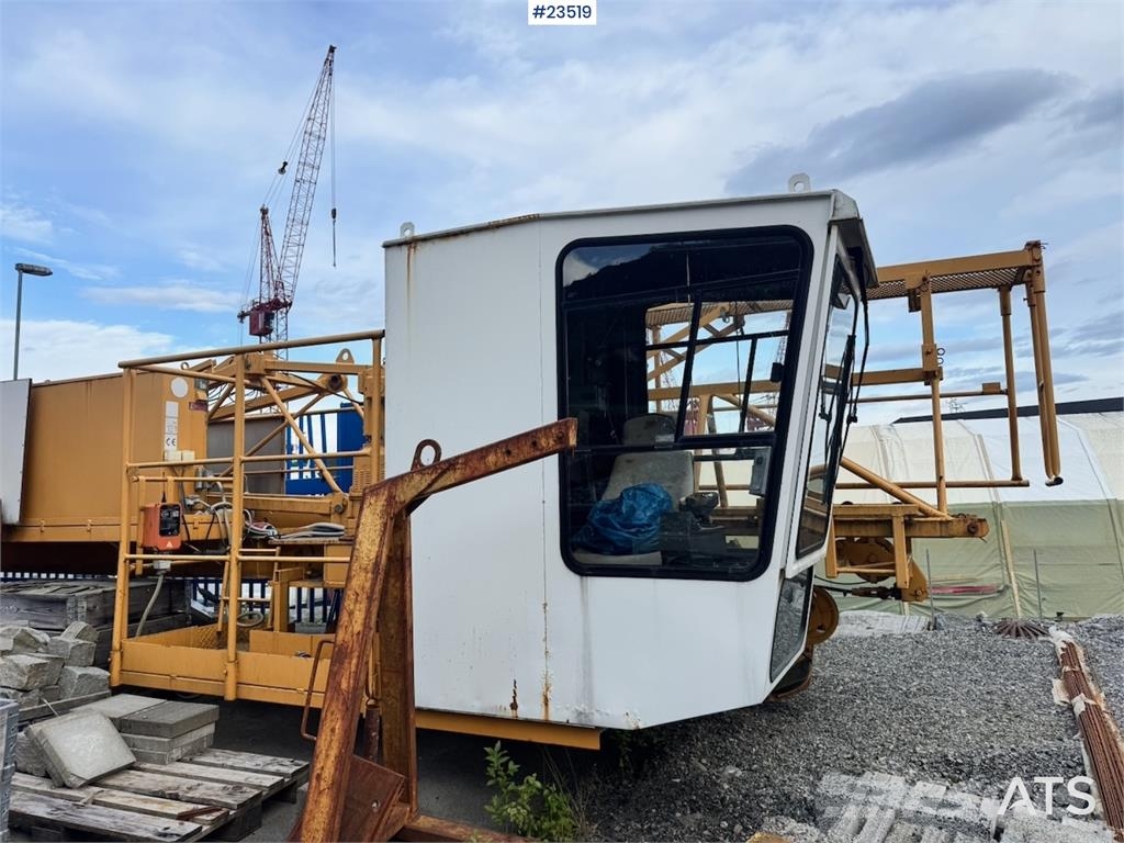 Liebherr 78EC tower crane with cabin. Grúas torre