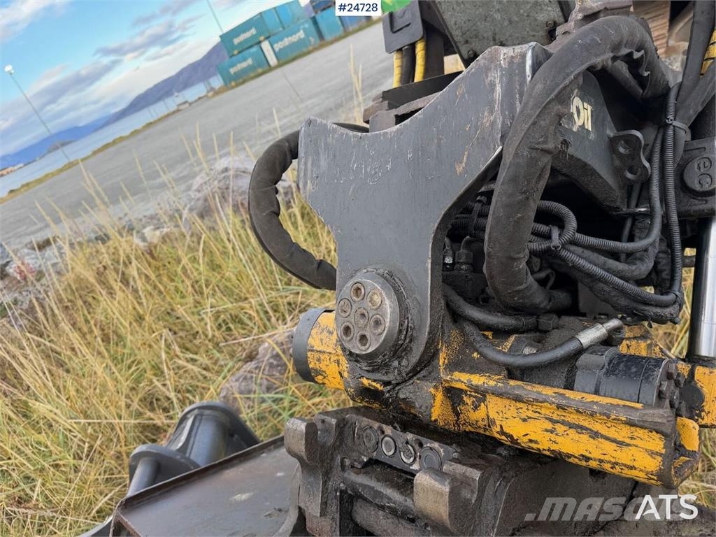 Liebherr R914 excavator with GPS, bucket, and tiltrotator.  Crawler excavators