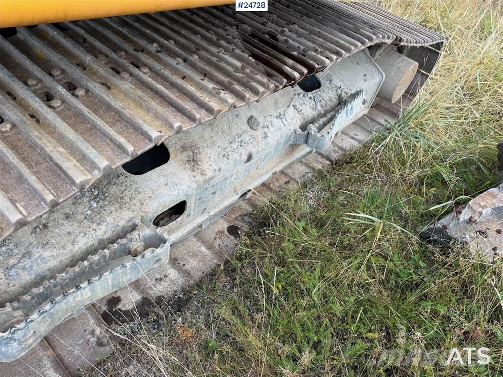 Liebherr R914 excavator with GPS, bucket, and tiltrotator.  Crawler excavators