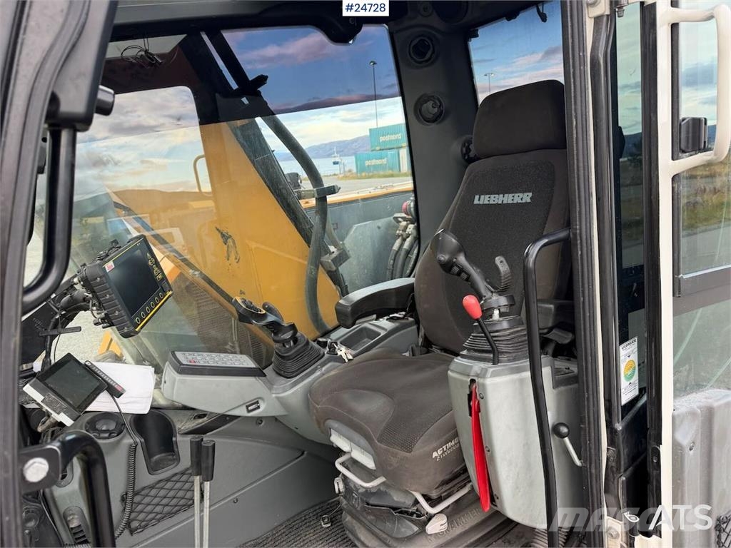 Liebherr R914 excavator with GPS, bucket, and tiltrotator.  Crawler excavators