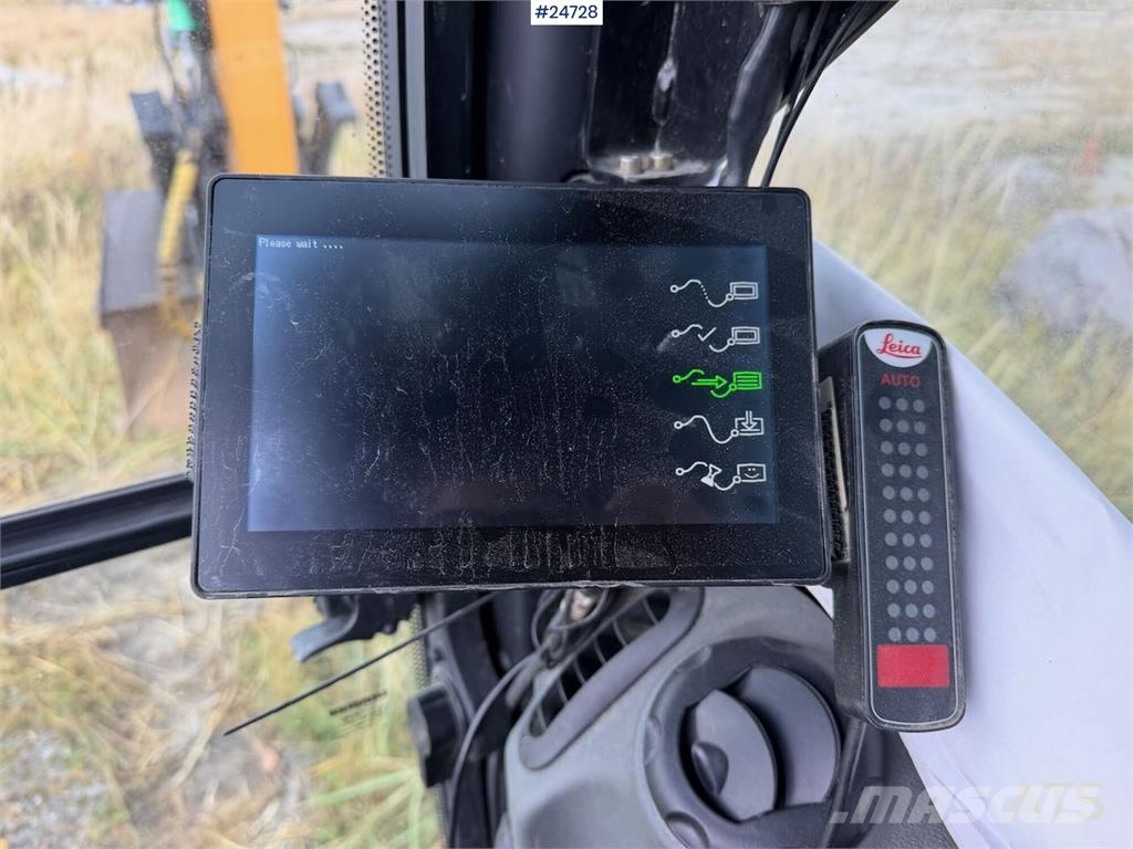 Liebherr R914 excavator with GPS, bucket, and tiltrotator.  Crawler excavators