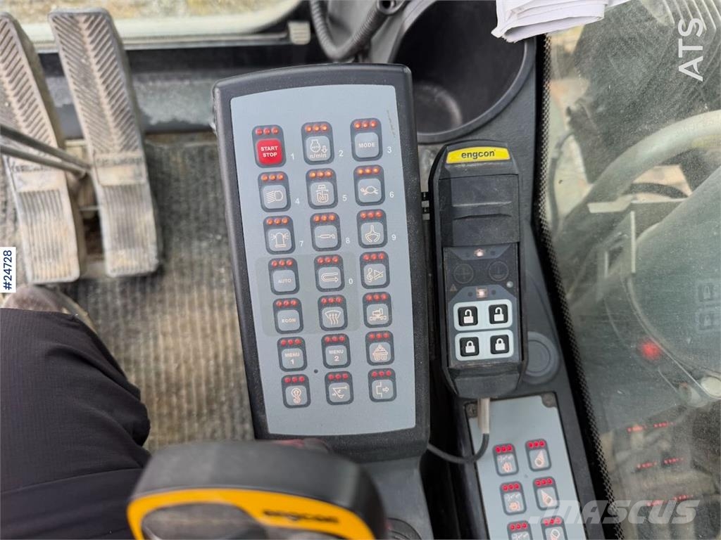 Liebherr R914 excavator with GPS, bucket, and tiltrotator.  Crawler excavators