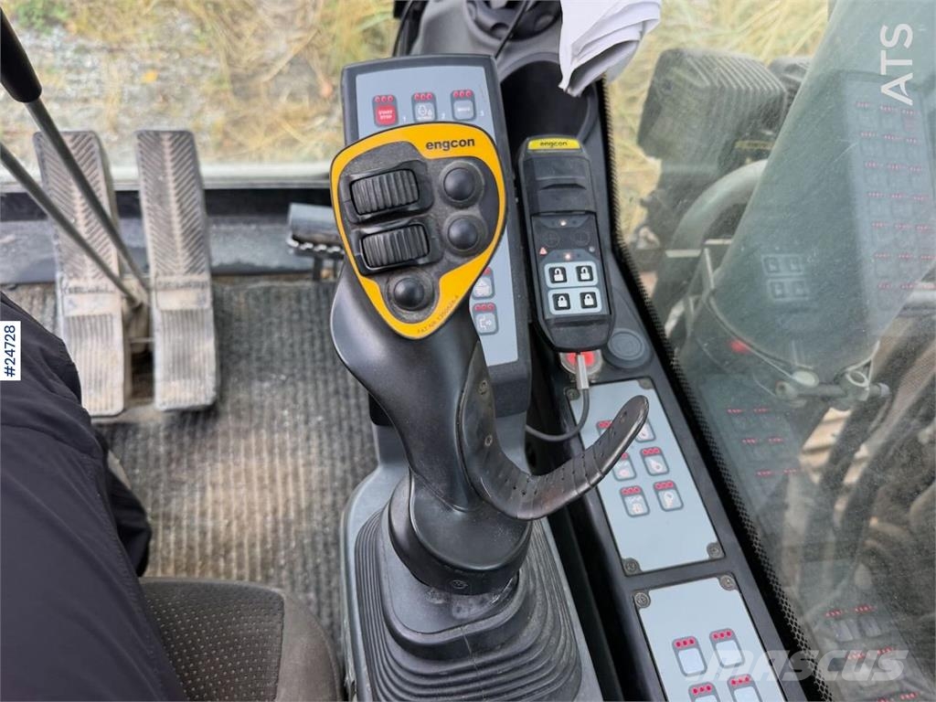 Liebherr R914 excavator with GPS, bucket, and tiltrotator.  Crawler excavators