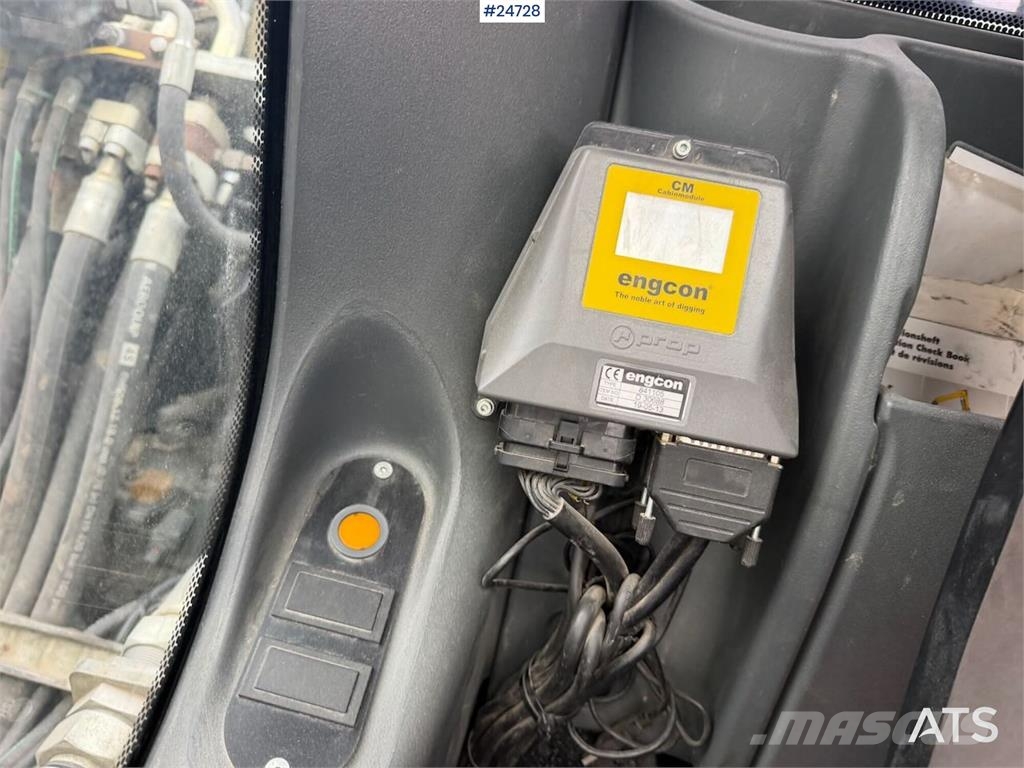 Liebherr R914 excavator with GPS, bucket, and tiltrotator.  Crawler excavators