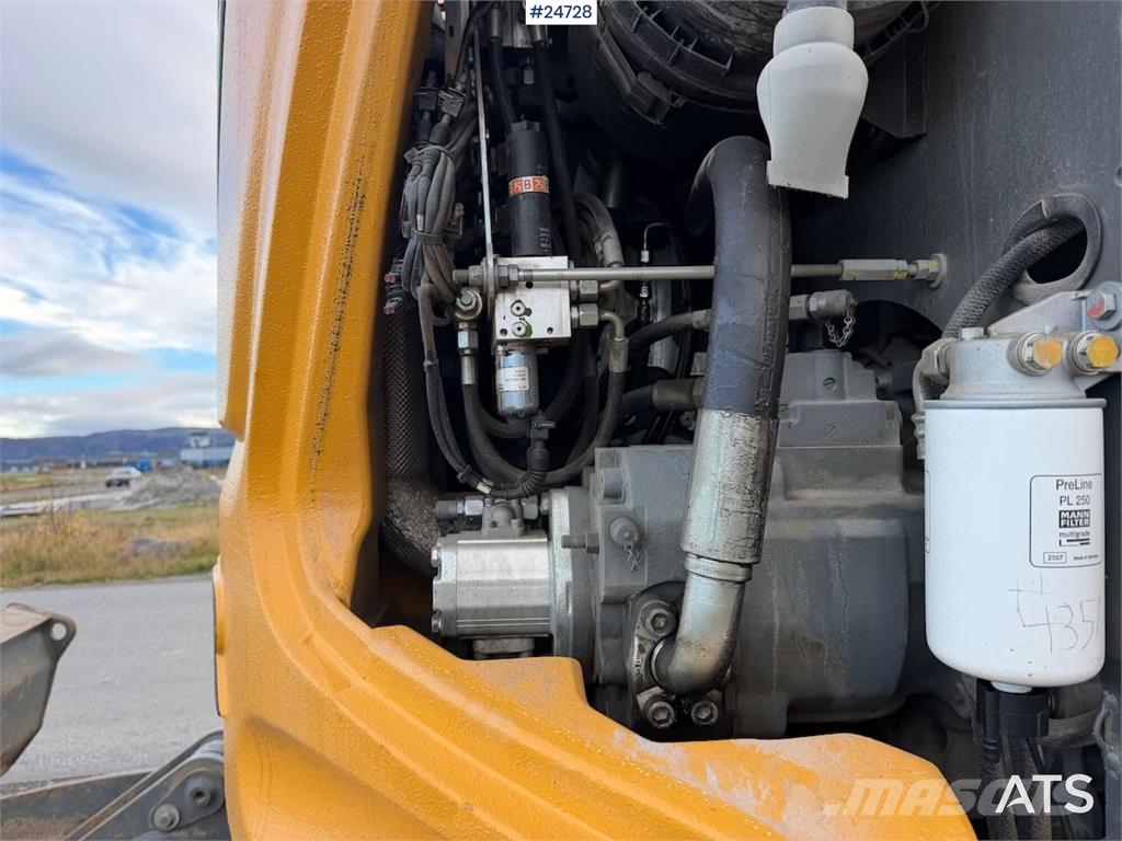 Liebherr R914 excavator with GPS, bucket, and tiltrotator.  Crawler excavators