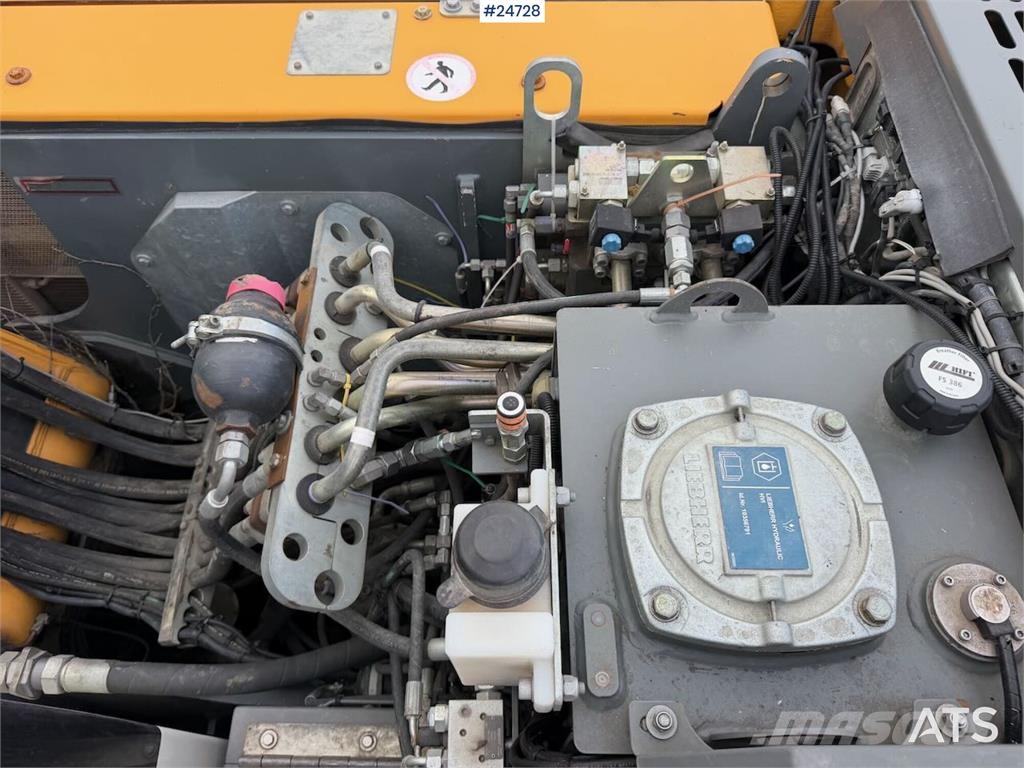 Liebherr R914 excavator with GPS, bucket, and tiltrotator.  Crawler excavators