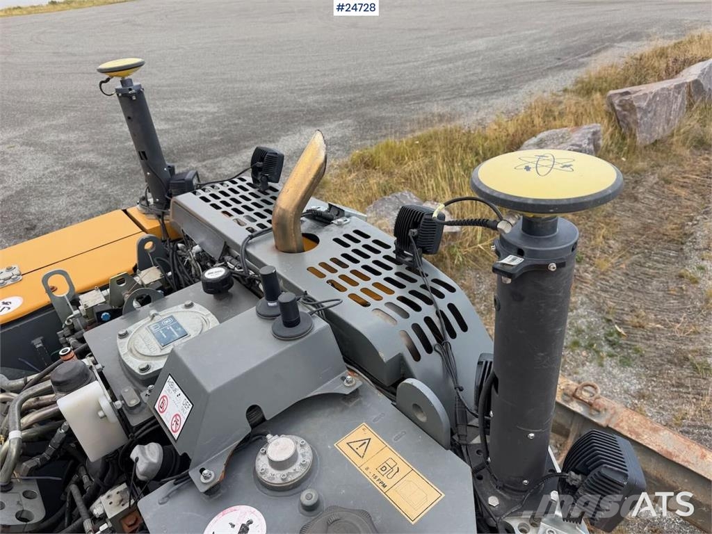 Liebherr R914 excavator with GPS, bucket, and tiltrotator.  Crawler excavators