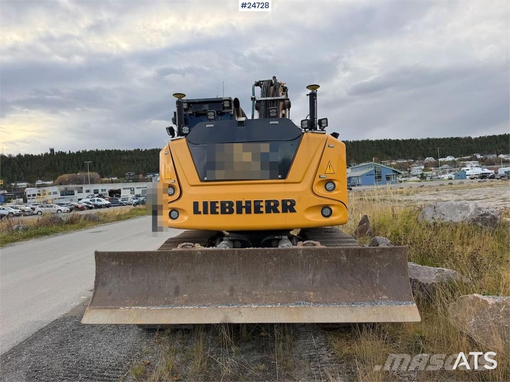 Liebherr R914 excavator with GPS, bucket, and tiltrotator.  Crawler excavators