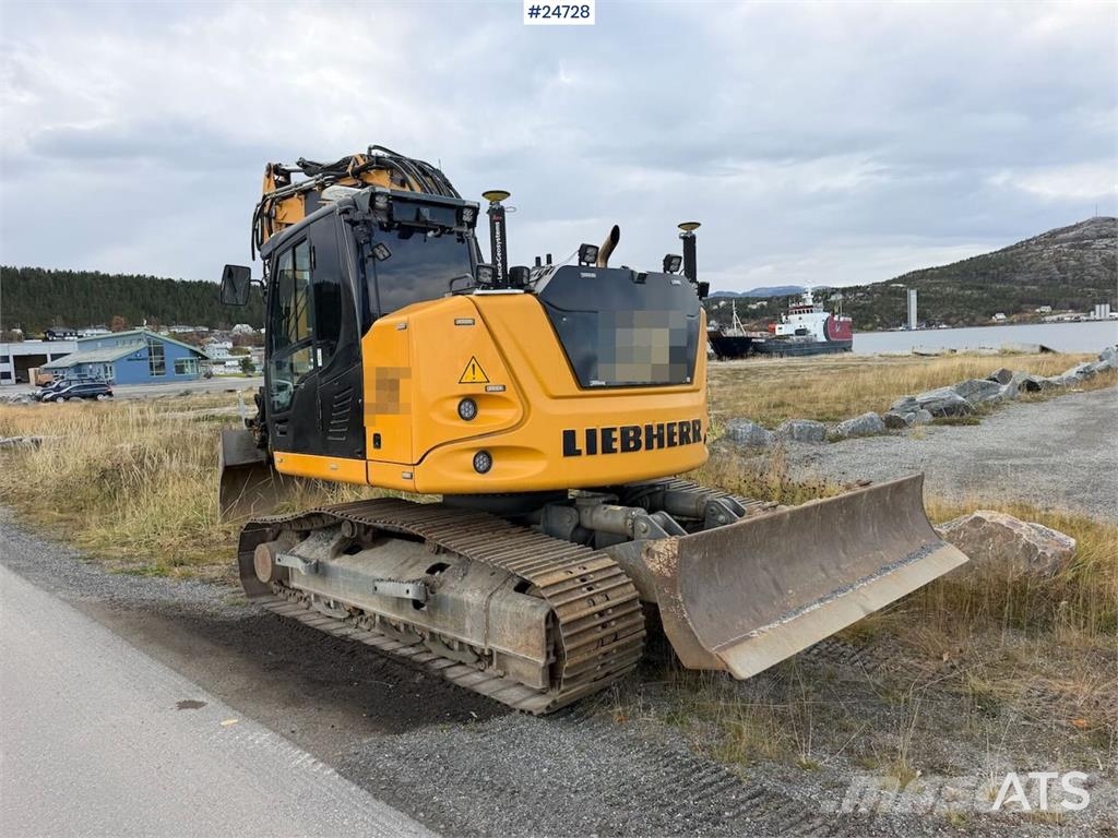 Liebherr R914 excavator with GPS, bucket, and tiltrotator.  Crawler excavators