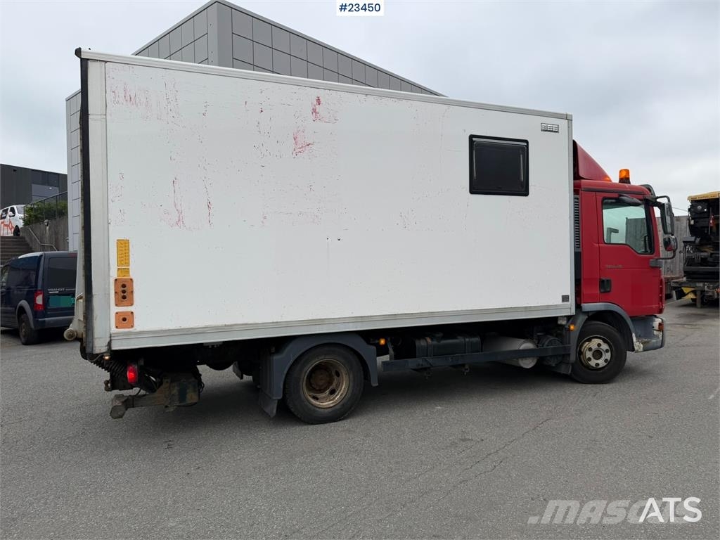 MAN TGL 8.220 4x2 box truck with a 2-ton lift Camiones con caja de remolque