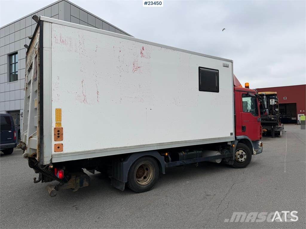MAN TGL 8.220 4x2 box truck with a 2-ton lift Camiones con caja de remolque