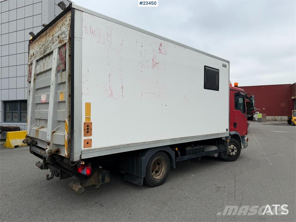 MAN TGL 8.220 4x2 box truck with a 2-ton lift Camiones con caja de remolque