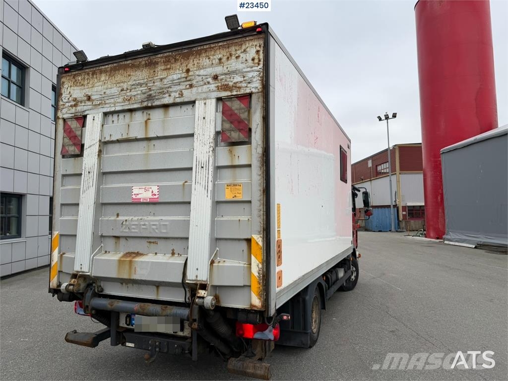 MAN TGL 8.220 4x2 box truck with a 2-ton lift Camiones con caja de remolque