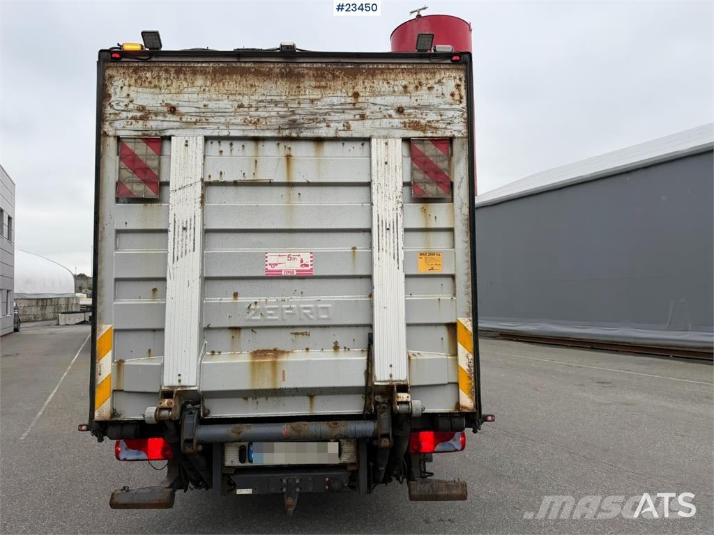 MAN TGL 8.220 4x2 box truck with a 2-ton lift Camiones con caja de remolque