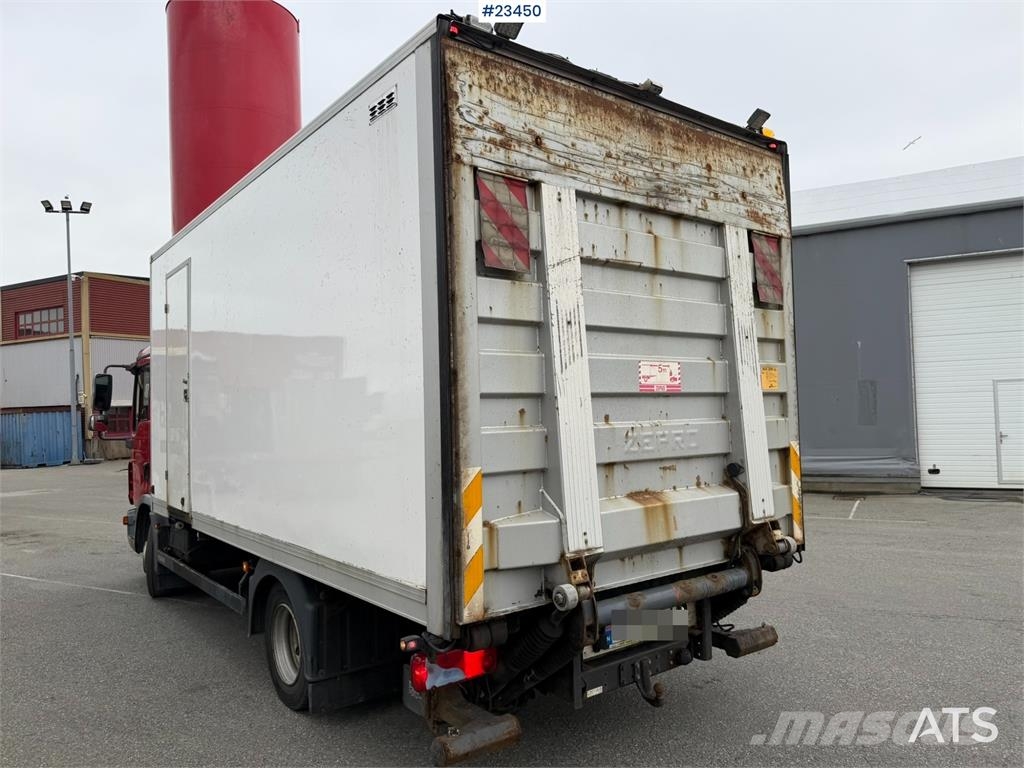 MAN TGL 8.220 4x2 box truck with a 2-ton lift Camiones con caja de remolque