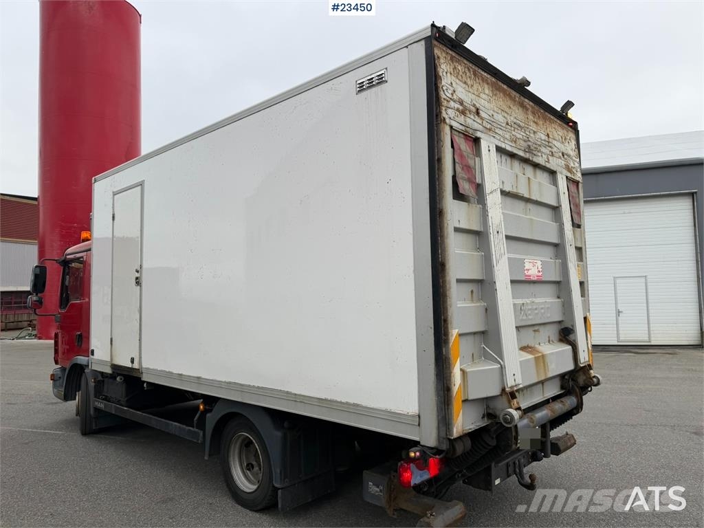 MAN TGL 8.220 4x2 box truck with a 2-ton lift Camiones con caja de remolque